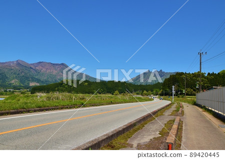 Scenery of Minamiaso in spring Kumamoto 89420445