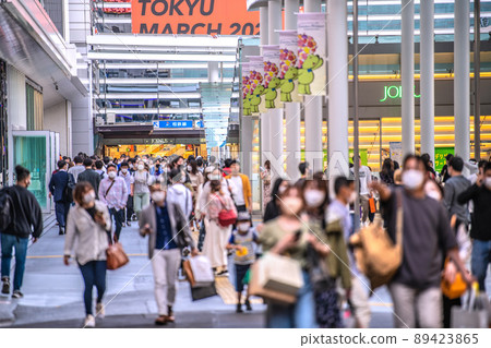 日本 5 月 GW 橫濱城市景觀。 GW 3 年來首次沒有行動限制。橫濱站前很多人= 5月5日 日本 5 月 GW 橫濱城市景觀。 GW 3 年來首次沒有行動限制。橫濱站前很多人= 5月5日 89423865
