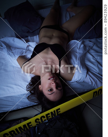 Crime Scene - Woman dead lying on the bed 89423929