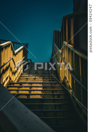 人行天橋 89424247