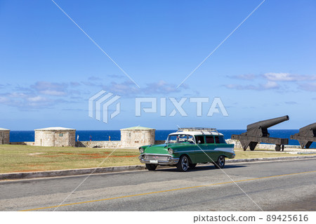 天氣晴朗的摩洛堡壘和經典汽車 天氣晴朗的摩洛堡壘和經典汽車 89425616