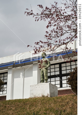 old school statue 89426651