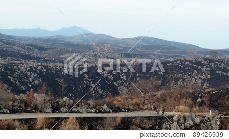 Karst plateau where the sun after burning the mountain is about to set 89426939