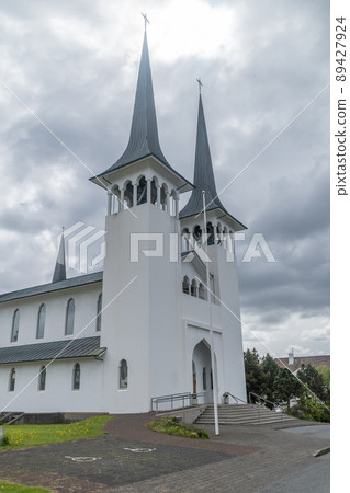 Hateigskirkja church at cloudy day in the center of Reykjavik, Iceland. Hateigskirkja church at cloudy day in the center of Reykjavik, Iceland. 89427924