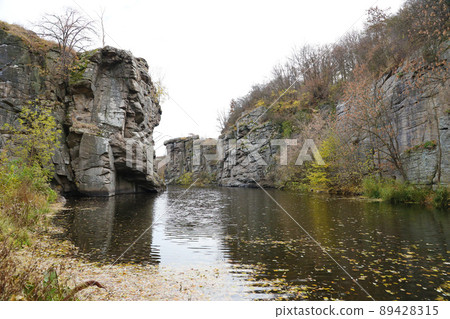 Granite rocks of Bukski Canyon with the Girskyi Tikych River. Picturesque landscape and beautiful place in Ukraine 89428315