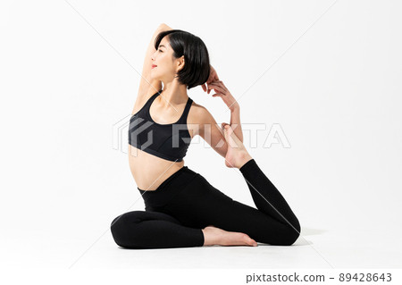 鴿子姿勢的女性 89428643