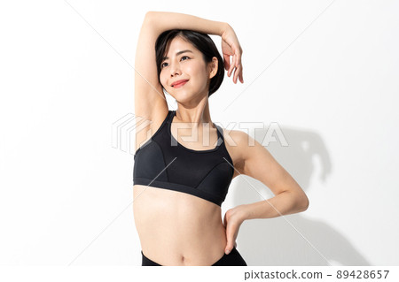 一個穿著運動服的女人的肖像 89428657