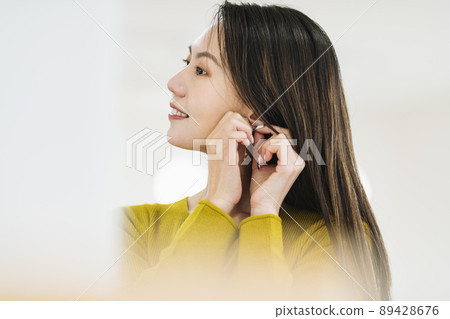 Woman wearing accessories Woman wearing accessories 89428676
