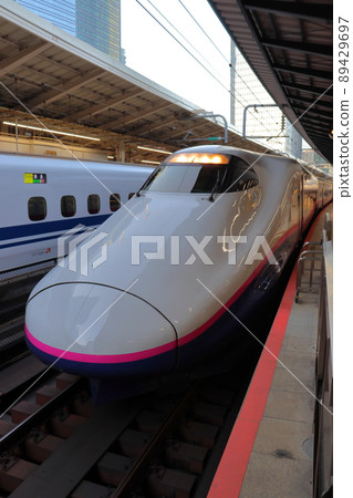 新幹線首班列車停靠在東京站 E2 Series MAX Toki Nozomi No. 1 開往博多 新幹線首班列車停靠在東京站 E2 Series MAX Toki Nozomi No. 1 開往博多 89429697