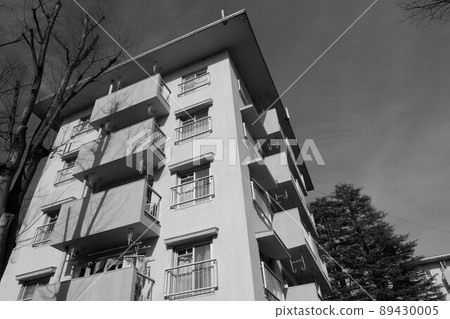 Point house in Kodaira housing complex 89430005