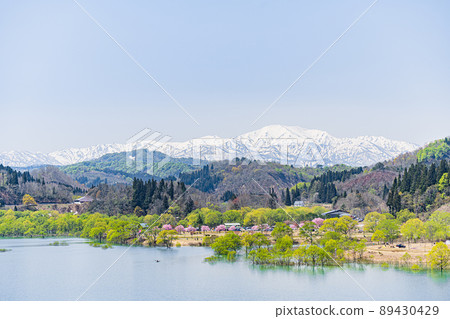A seasonal submerged forest can be seen in the GW of Lake Shirakawa in Iide Town, Yamagata Prefecture, which is popular outdoors. 89430429