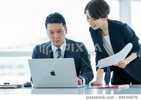 從女性員工那裡接受工作內容說明的經理 從女性員工那裡接受工作內容說明的經理 89430676