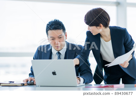 從女性員工那裡接受工作內容說明的經理 從女性員工那裡接受工作內容說明的經理 89430677