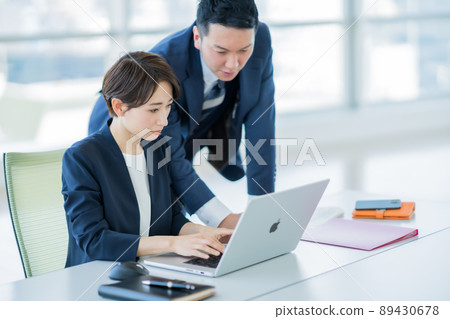 女經理接受男員工的工作內容說明 89430678