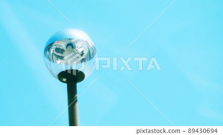 陽光明媚的日子裡的路燈 89430694