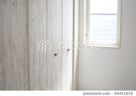 白色房間壁櫥和窗戶 89431658