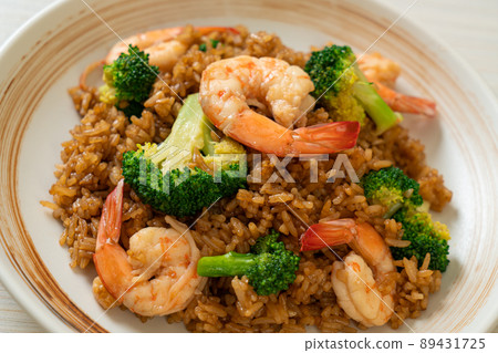 fried rice with broccoli and shrimps 89431725