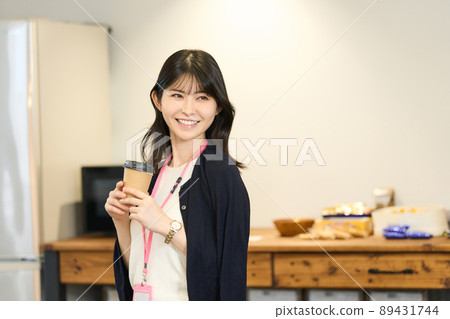 Business woman taking a break and relaxing 89431744