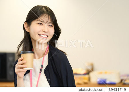 休息和放鬆的女商人 89431749