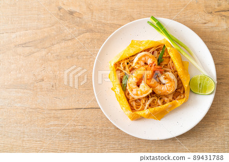 Thai stir fried noodles with shrimps and egg wrap (Pad Thai) Thai stir fried noodles with shrimps and egg wrap (Pad Thai) 89431788