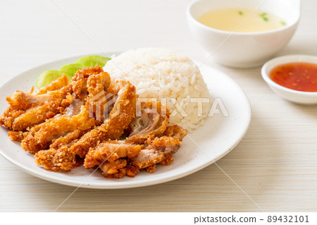 Hainanese chicken rice with fried chicken 89432101