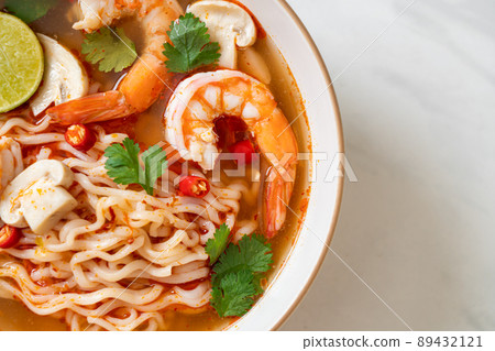 instant noodles ramen in spicy soup with shrimps (Tom Yum Kung) 89432121