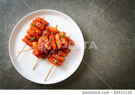 deep fried Korean rice cake (Tteokbokki) skewered with spicy sauce 89432126