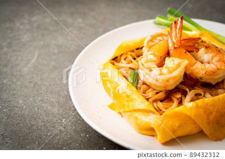 Thai stir fried noodles with shrimps and egg wrap (Pad Thai) Thai stir fried noodles with shrimps and egg wrap (Pad Thai) 89432312