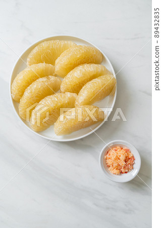Fresh peeled pomelo, grapefruit or shaddock 89432835
