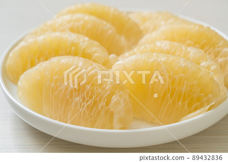 Fresh peeled pomelo, grapefruit or shaddock 89432836