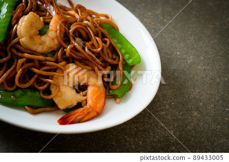stir-fried yakisoba noodles with green peas and shrimps stir-fried yakisoba noodles with green peas and shrimps 89433005
