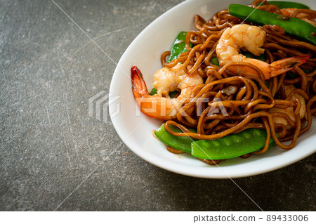 stir-fried yakisoba noodles with green peas and shrimps 89433006