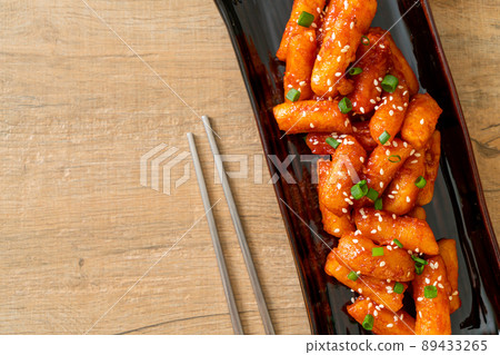 deep fried Korean rice cake (Tteokbokki) skewered with spicy sauce 89433265