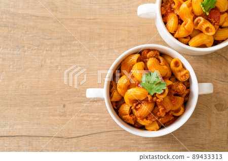 macaroni with tomatoes sauce and mince pork 89433313