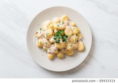Gnocchi with mushroom cream sauce and cheese 89433314
