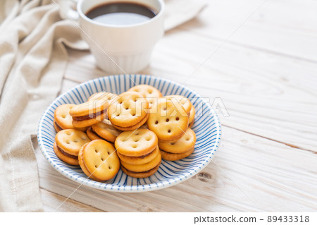 biscuit with pineapple jam 89433318