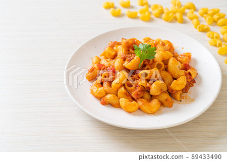 macaroni with tomatoes sauce and mince pork 89433490