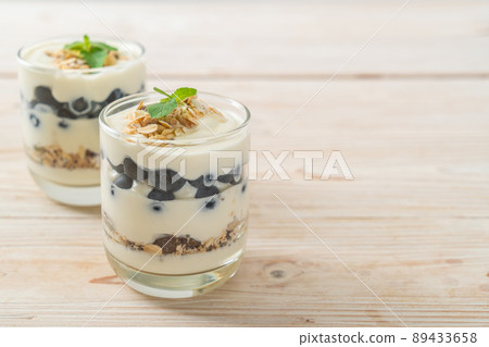 fresh blueberries and yogurt with granola 89433658