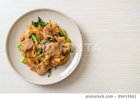 Stir-fried rice noodle with black soy sauce and pork and kale 89433661