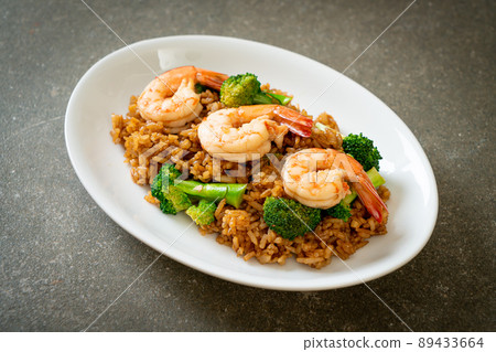 fried rice with broccoli and shrimps 89433664