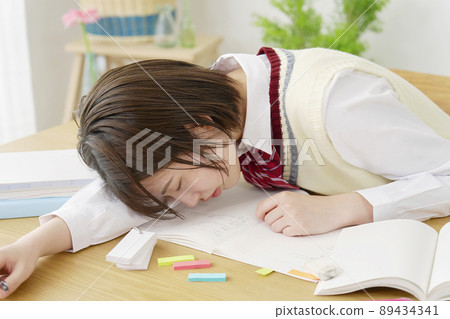 Female high school student study fatigue 89434341