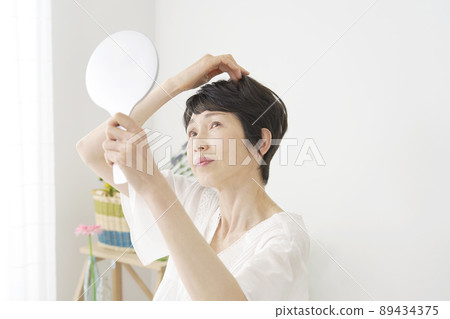 女性中年頭髮檢查客廳 89434375