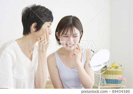 Female parent and child beauty 89434380