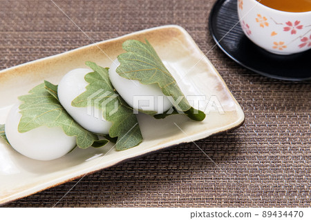 3 Kashiwamochi and Hojicha on a Japanese-style plate 89434470