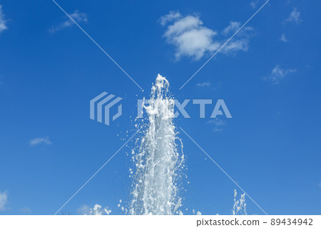 Collaboration of fountain and cumulus [under the blue sky in spring] 89434942