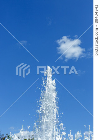 Collaboration of fountain and cumulus [under the blue sky in spring] 89434943