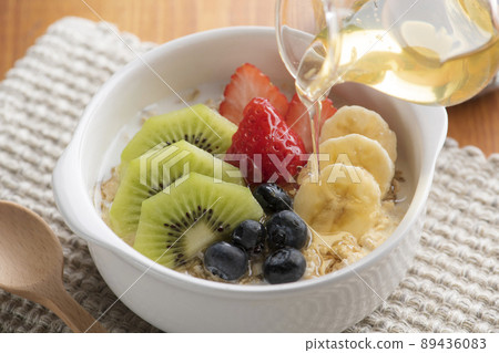 早餐吃煮熟的燕麥片 早餐吃煮熟的燕麥片 89436083