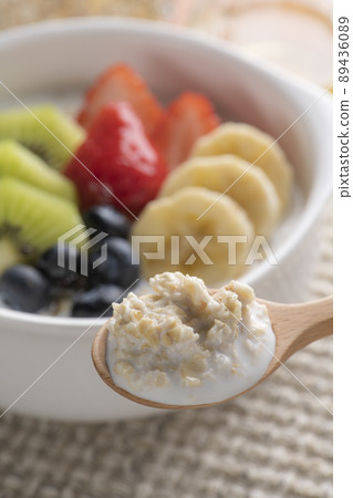 早餐吃煮熟的燕麥片 89436089