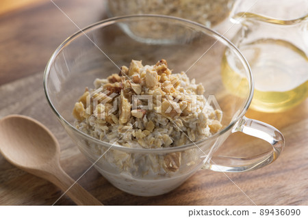 Nuts and banana breakfast oatmeal 89436090