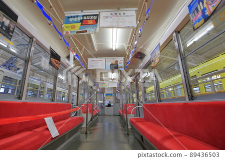 Long-seat seats on the streetcar (Retro Denshakan, Streetcar 2000, No. 2017, Nisshin City, Aichi Prefecture) 89436503